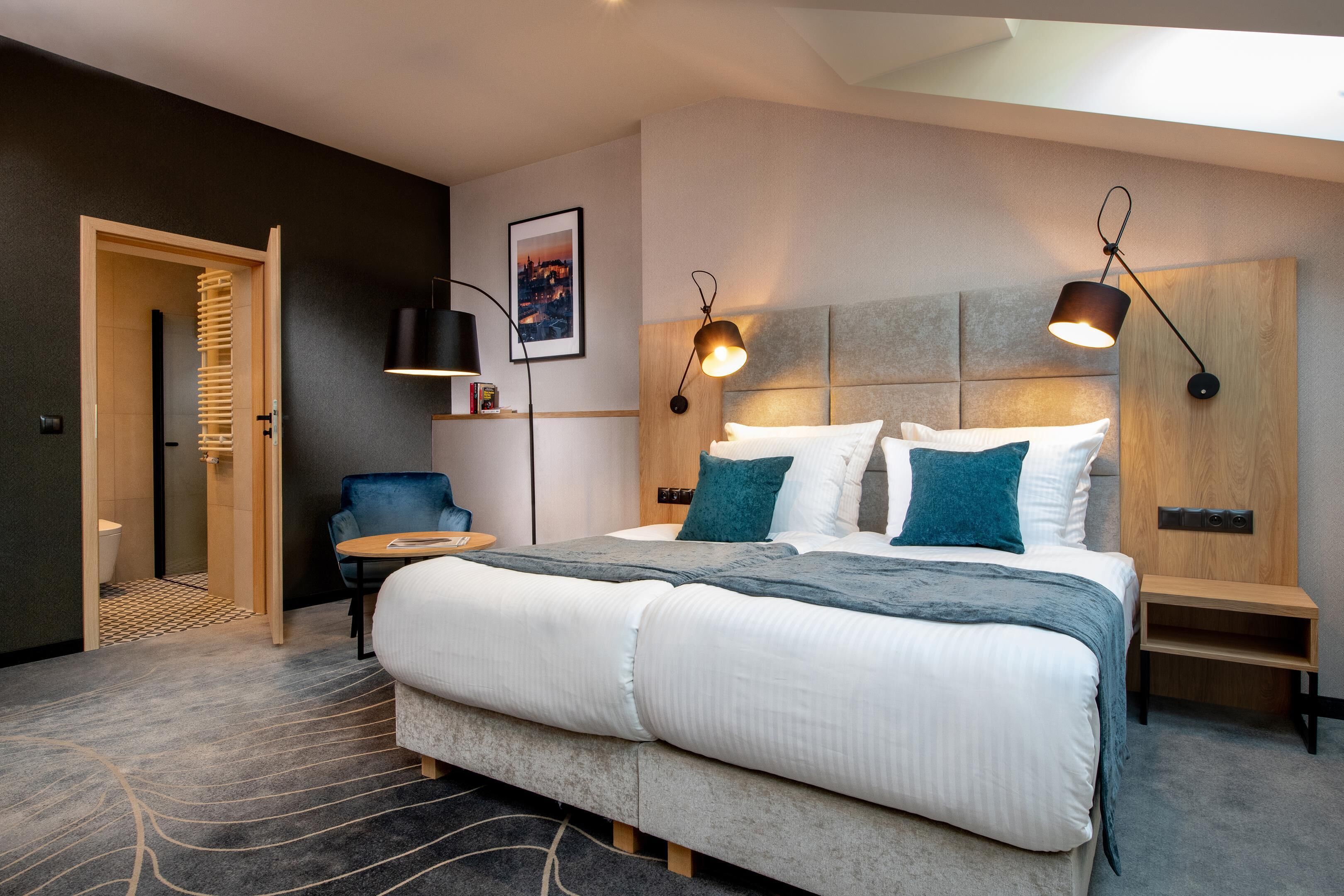 standard room | 1 bedroom, minibar, in-room safe, desk