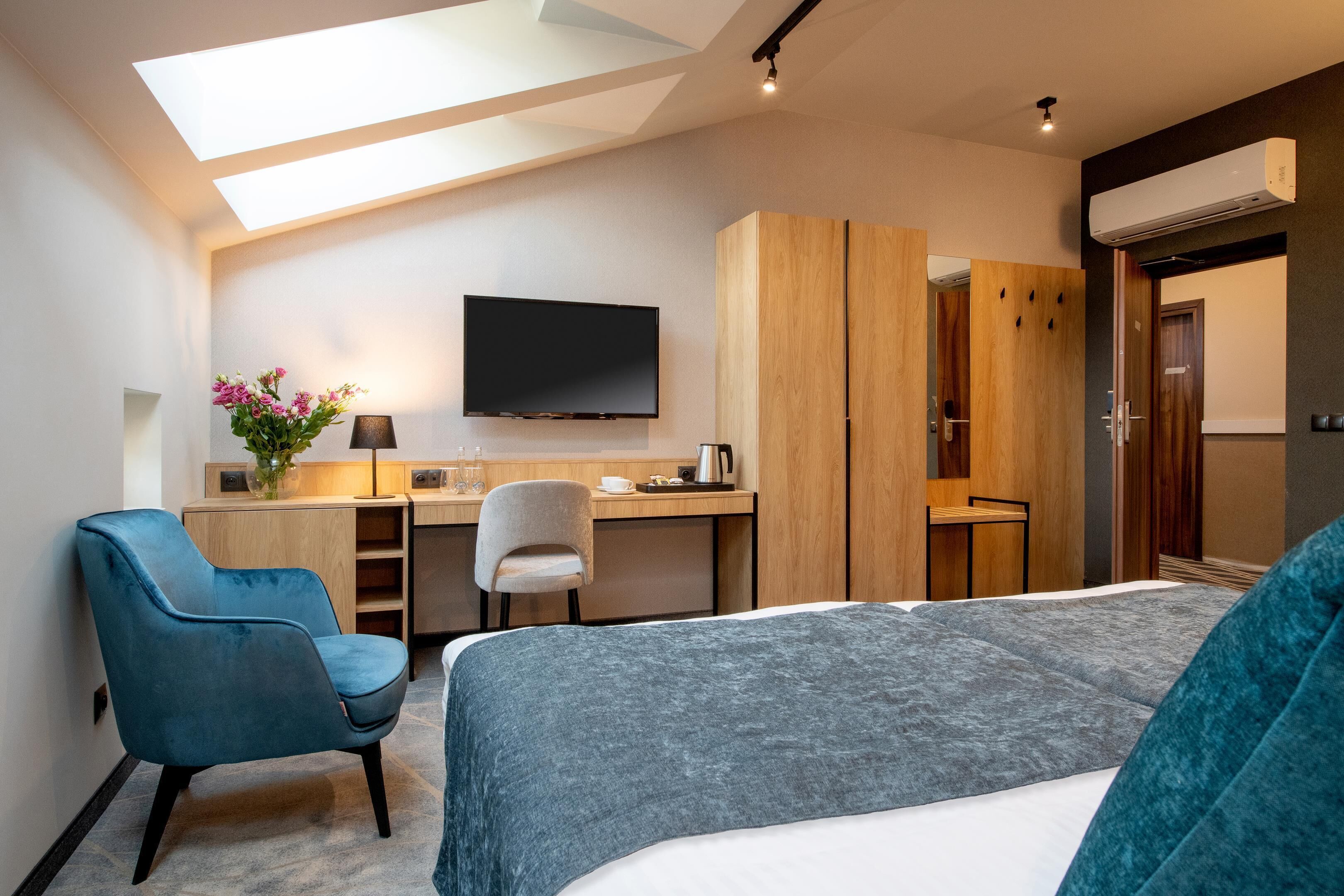 standard room | living area | flat-screen tv