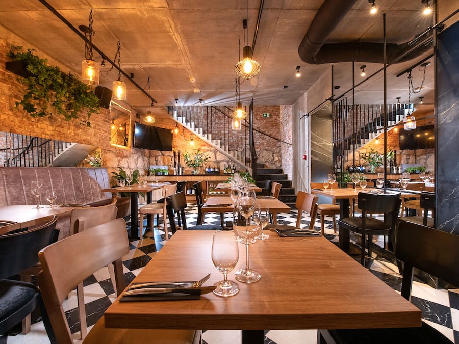 Serveert ontbijt, lunch, diner, Poolse gerechten