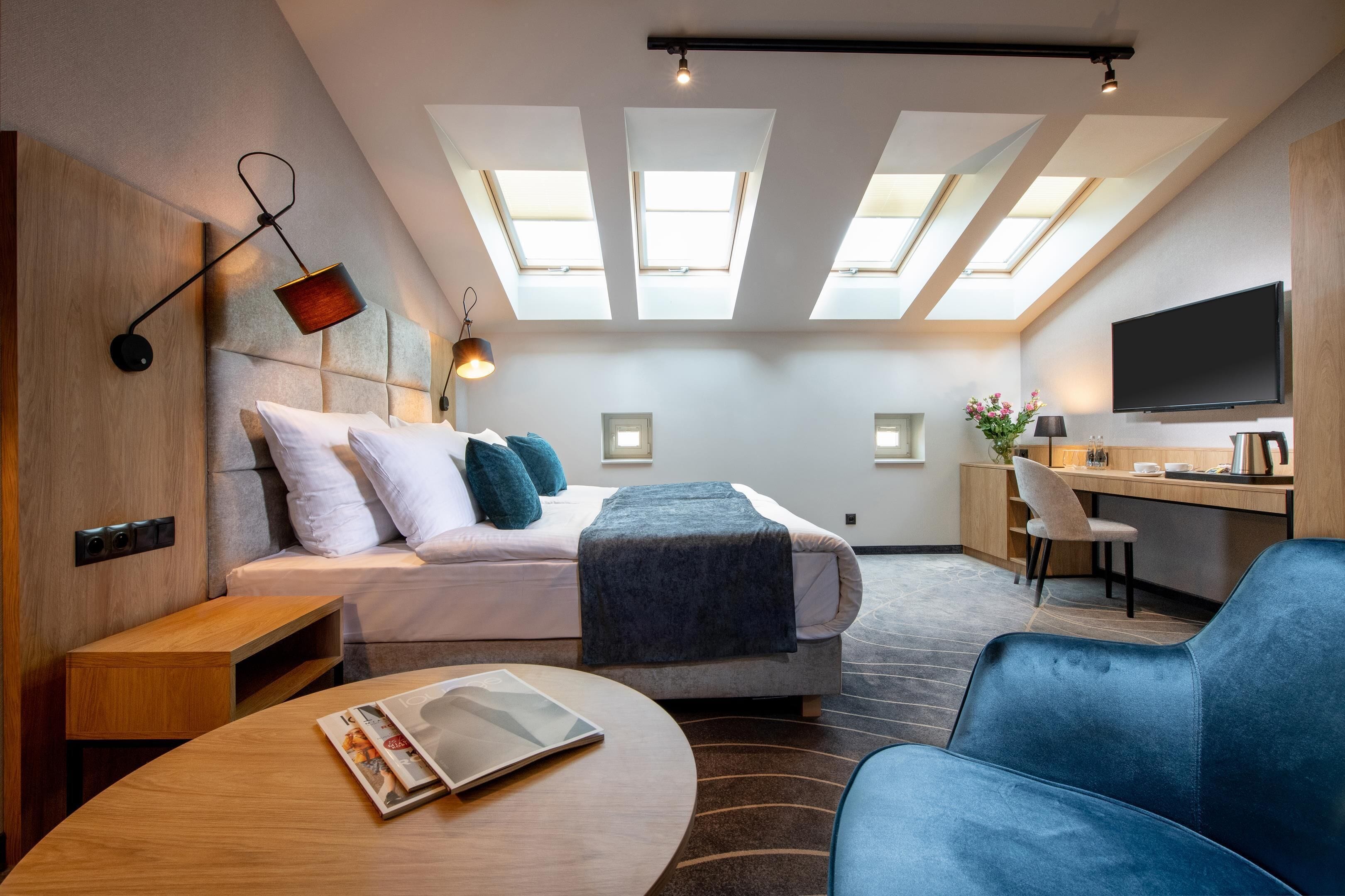 standard room | 1 bedroom, minibar, in-room safe, desk