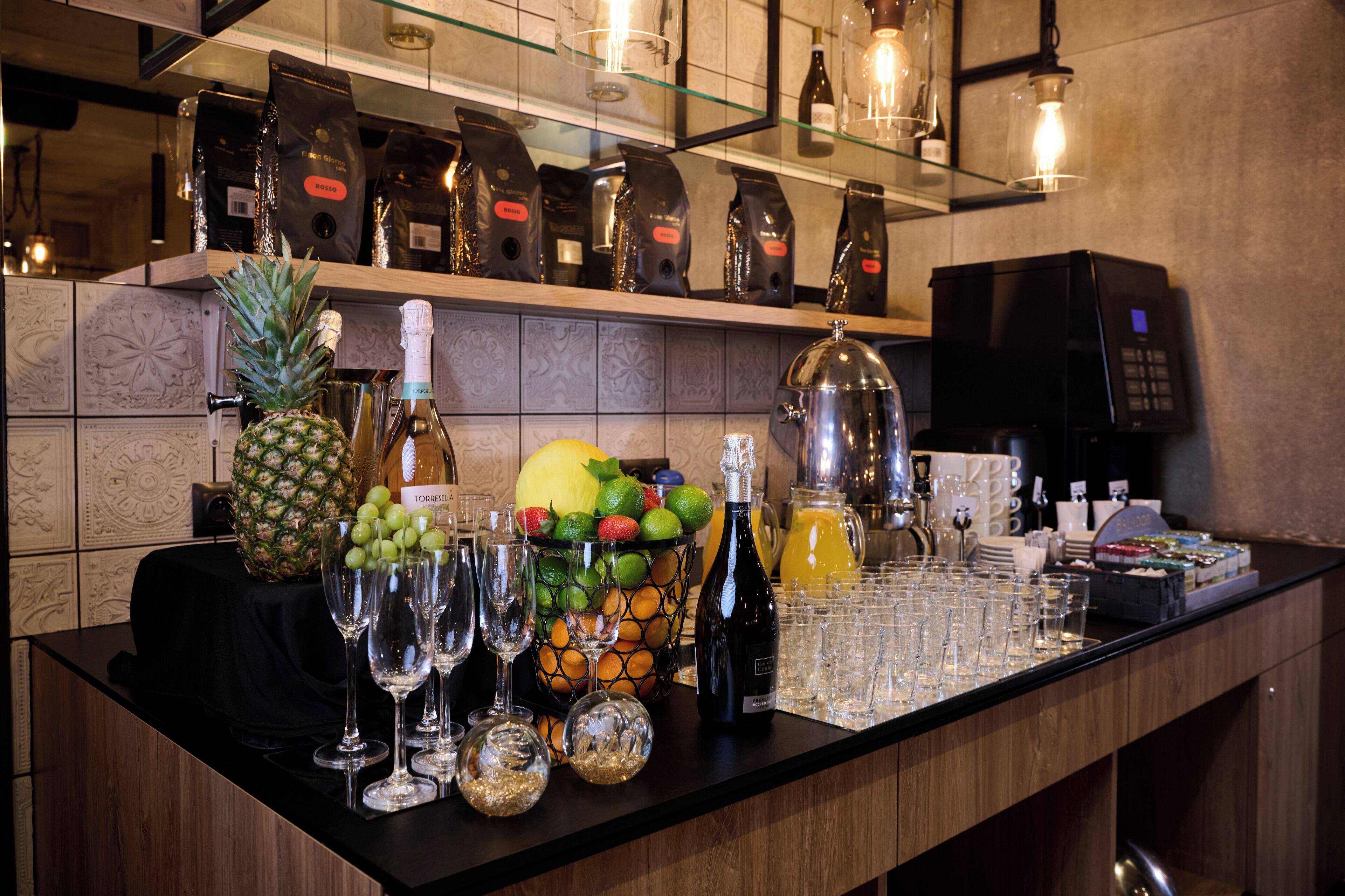 daily continental breakfast (pln 85 per person)