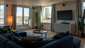 Leilighet – deluxe, 3 soverom, tilgjengelighetstilpasset, elveutsikt | Oppholdsrom | LED-TV
