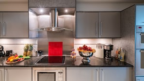 Deluxe Apartment, 3 Bedrooms, Accessible, River View | Private kitchenette - Deluxe Xxl Dream City Penthouse (London)
