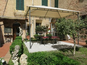 Outdoor dining - Central Studio with Garden in the Duomo area (Siena)