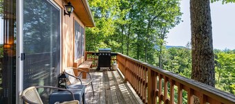 Skyview Cabin - Spectacular View, 2 BR, 2 1/2 BA, Brand New Hot Tub, Firepit