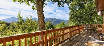 Skyview Cabin - Spectacular View, 2 BR, 2 1/2 BA, Brand New Hot Tub, Firepit