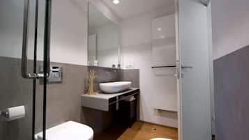 Tweepersoonskamer | Badkamer | Een douche, gratis toiletartikelen, een haardroger, een bidet
