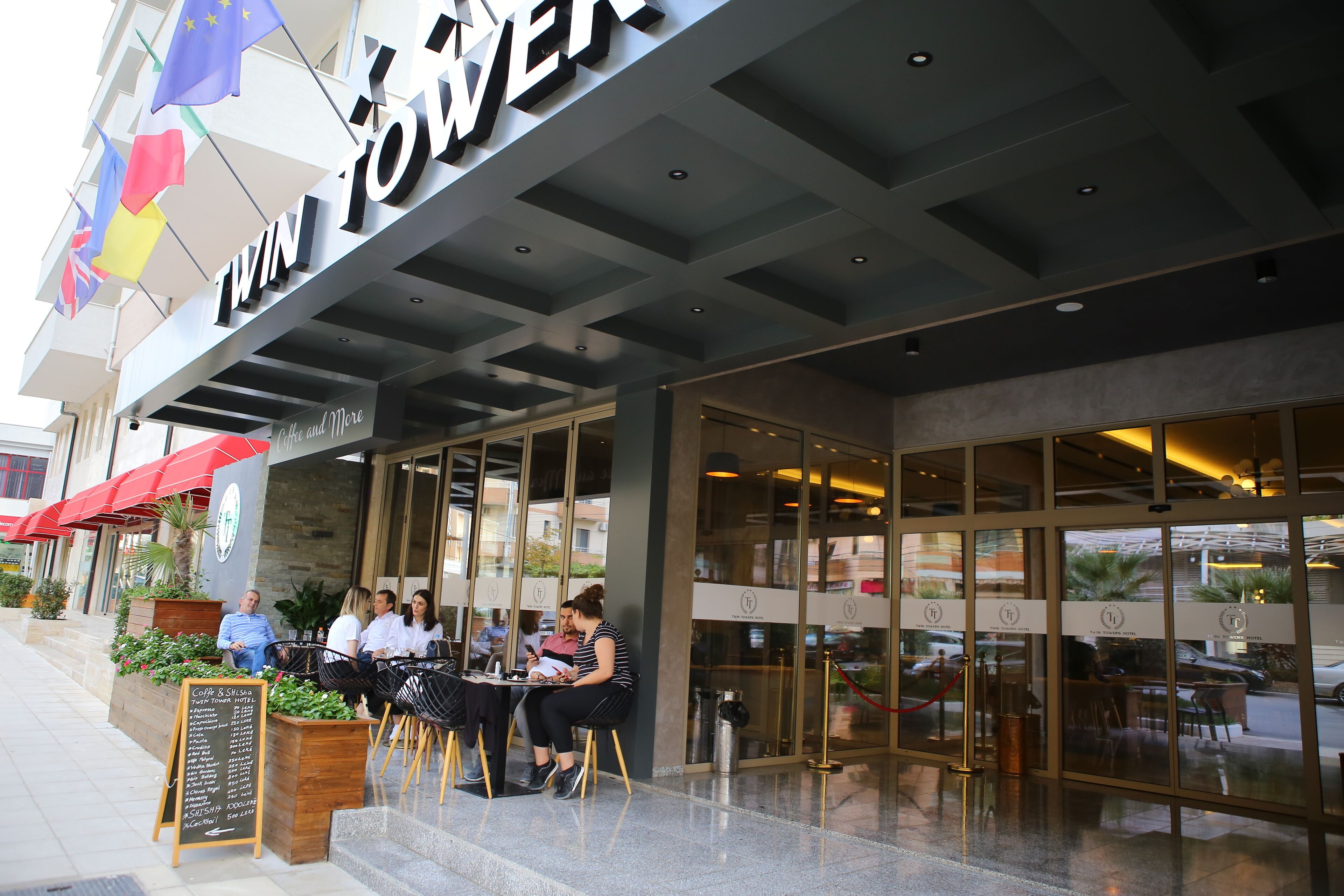 Televisi LCD 55-inci dengan saluran TV kabel, TV, dan perapian