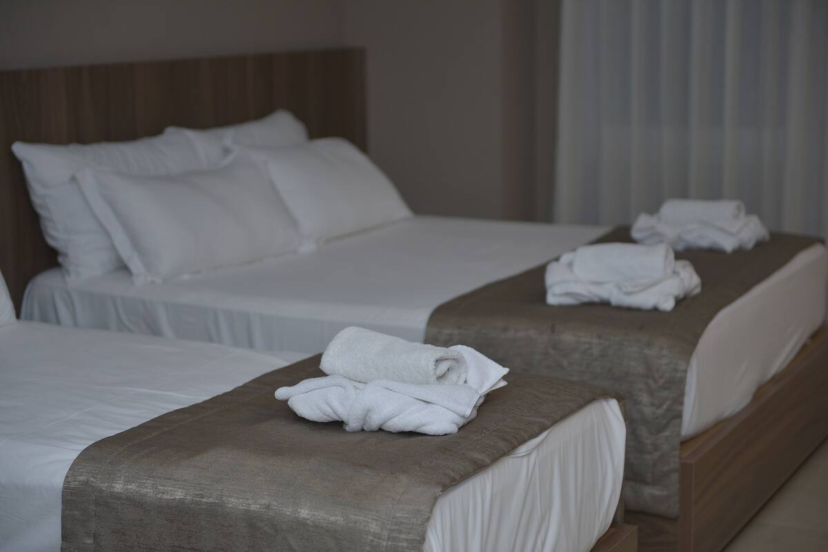 Queen Room with Balcony | 미니바, 객실 내 금고, 책상, 방음 설비