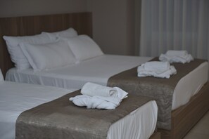Queen Room with Balcony | Frigobar, cofres nos quartos, individualmente decorados, escrivaninha