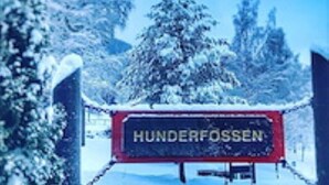 A snow-covered landscape with a sign reading "Hunderfossen". - Hunderfossen Snøhotell (Lillehammer)