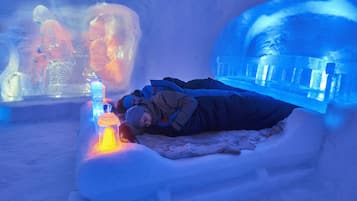 Decoración personalizada, muebles diferentes y ropa de cama