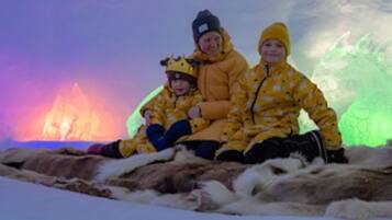 Family Room Snow Hotel | Included access to theme park and back up apartment. | Decoración personalizada, muebles diferentes y ropa de cama