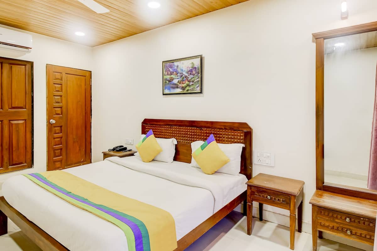 Deluxe Room | Blackout drapes, iron/ironing board, free WiFi, bed sheets
