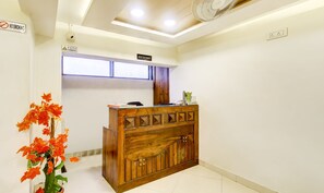Reception - Itsy Hotels The New Hill Retreat, Near By Local Bus Station (Mahabaleshwar)