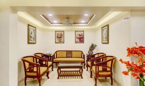 Lobby sitting area - Itsy Hotels The New Hill Retreat, Near By Local Bus Station (Mahabaleshwar)