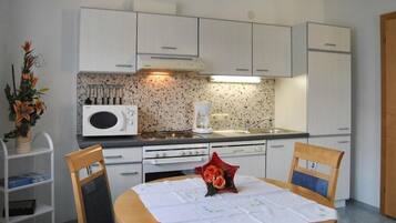 Réfrigérateur, four, plaque de cuisson, lave-vaisselle