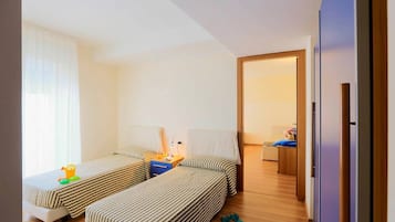 Minibar, caja de seguridad en la habitación y escritorio