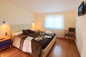 Superior Double Room, Sea View (Free Beach Access) | Minibar, in-room safe, desk, blackout drapes - Hotel Sporting (Casalbordino)