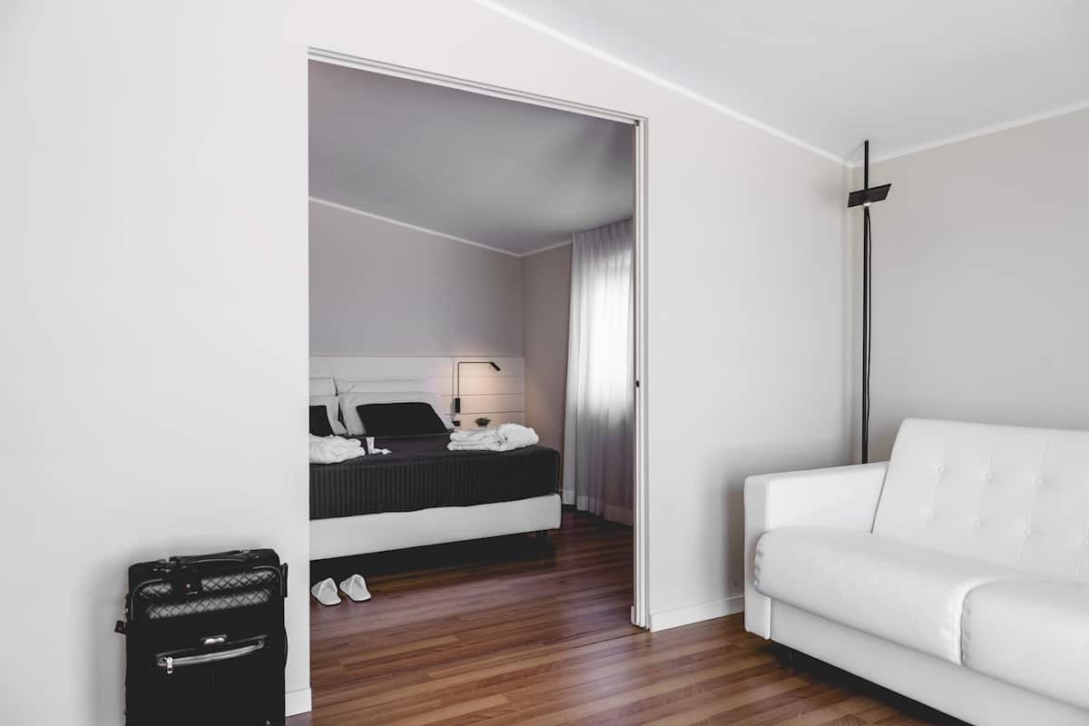 Deluxe suite, uitzicht op zee (Free Beach Access) | 1 slaapkamer, een minibar, een kluis op de kamer, een bureau