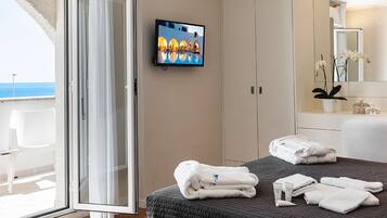 Suite Deluxe, vue mer (Free Beach Access) | 1 chambre, minibar, coffres-forts dans les chambres, bureau