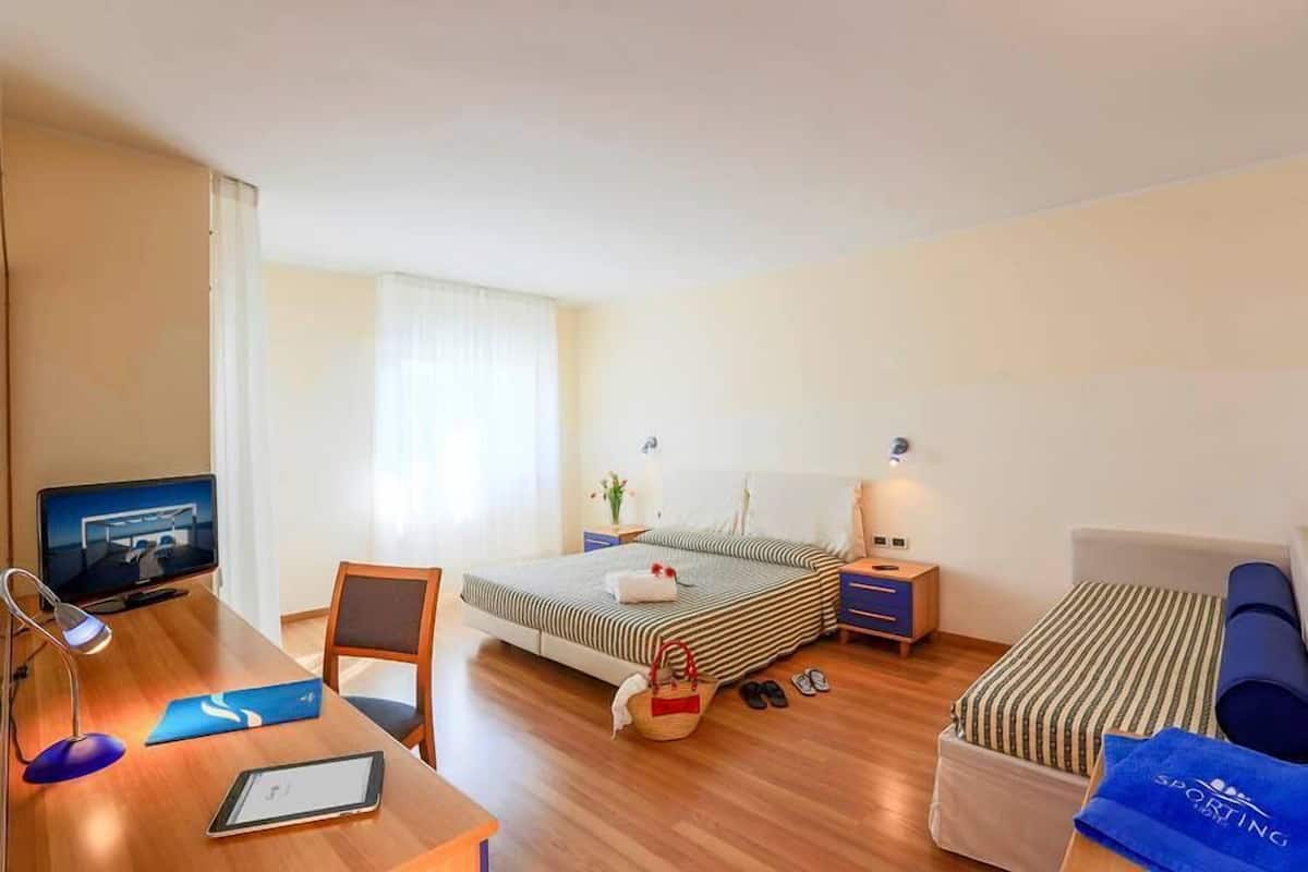 Klassieke driepersoonskamer, gedeeltelijk uitzicht op zee | 1 slaapkamer, een minibar, een kluis op de kamer, een bureau