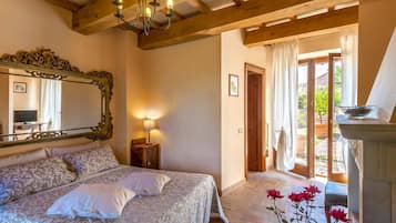 Double Room (Pettirosso) | Down duvets, laptop workspace, free WiFi