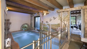 A spa area with a large pool, wooden beams, and a mural of birds and bamboo. - Mons Major Relais (Colli al Metauro)