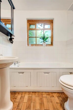 Cottage, 2 Bedrooms | Bathroom | Separate bathtub and shower, free toiletries, hair dryer, towels - The Writers Retreat (Hastings)