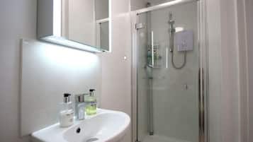 Buồng tắm vòi sen, đồ dùng nhà tắm miễn phí, máy sấy tóc, khăn tắm