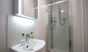 Shower, free toiletries, hair dryer, towels - Sea Tang Guest House (Brixham)