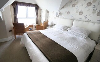 Quarto casal ou duplo premium, vista para o mar | Roupas de cama antialérgicas, espaço de trabalho para notebook