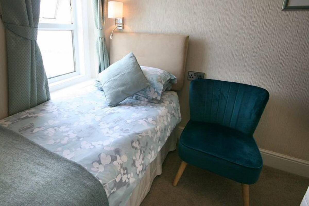 Single Room, Sea View | Hypo-allergenic bedding available, laptop workspace, blackout drapes