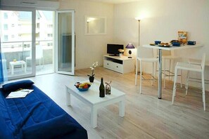 Smart TV - Coastal Escape for 6 in Normandy (Grandcamp)