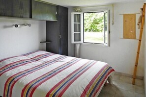 3 bedrooms, travel cot, free WiFi - House and huge garden surrounded by apple trees (Céaux)
