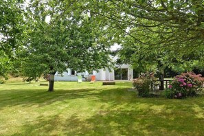 Terrace/patio - House and huge garden surrounded by apple trees (Céaux)