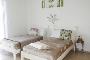 2 bedrooms, travel crib, free WiFi