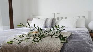 2 bedrooms, travel crib, free WiFi