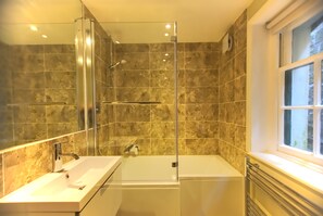 Apartment, 1 Bedroom | Bathroom | Combined shower/bathtub, free toiletries, hair dryer, towels - The Artists Retreat (Hastings)