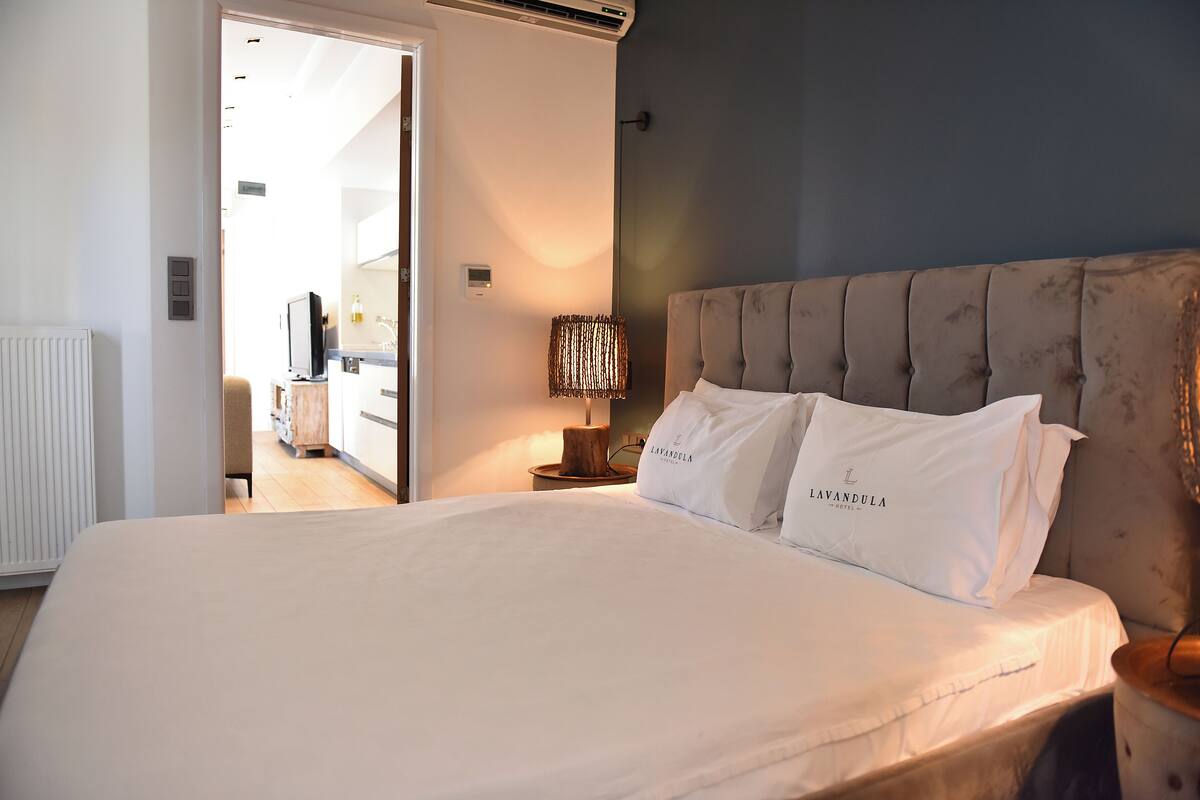 Comfort kamer | Een kluis op de kamer, een bureau, geluiddichte muren