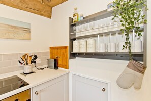 Apartment, 1 Bedroom | Private kitchen | Fridge, oven, stovetop, coffee/tea maker - Abbey Nest (Battle)