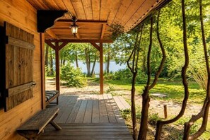 Terrace/patio - Great holiday home in the middle of nature and right on the lake, Natac Wielka (Natac Wielka)