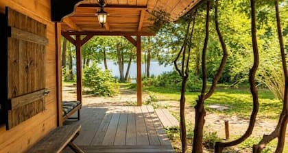 Great holiday home in the middle of nature and right on the lake, Natac Wielka