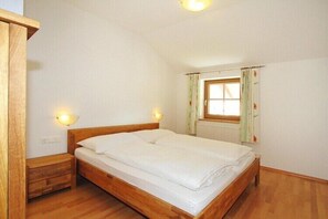 6 bedrooms, travel cot, Internet