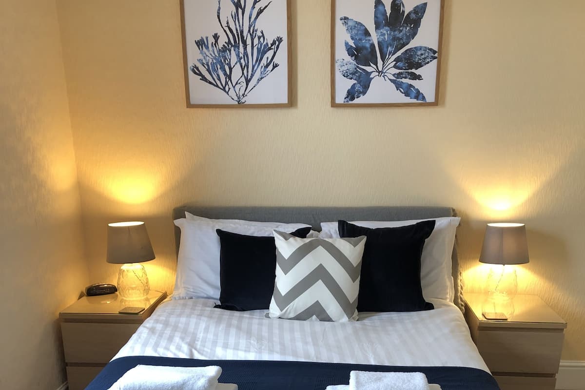Tabla de planchar con plancha, wifi gratis y ropa de cama
