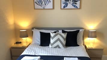 Habitación doble | Tabla de planchar con plancha, wifi gratis, ropa de cama