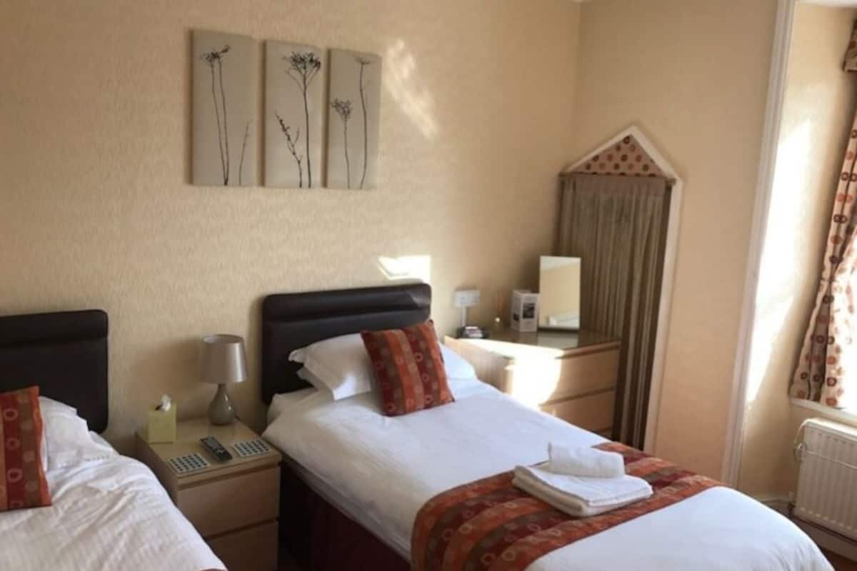 Tabla de planchar con plancha, wifi gratis y ropa de cama