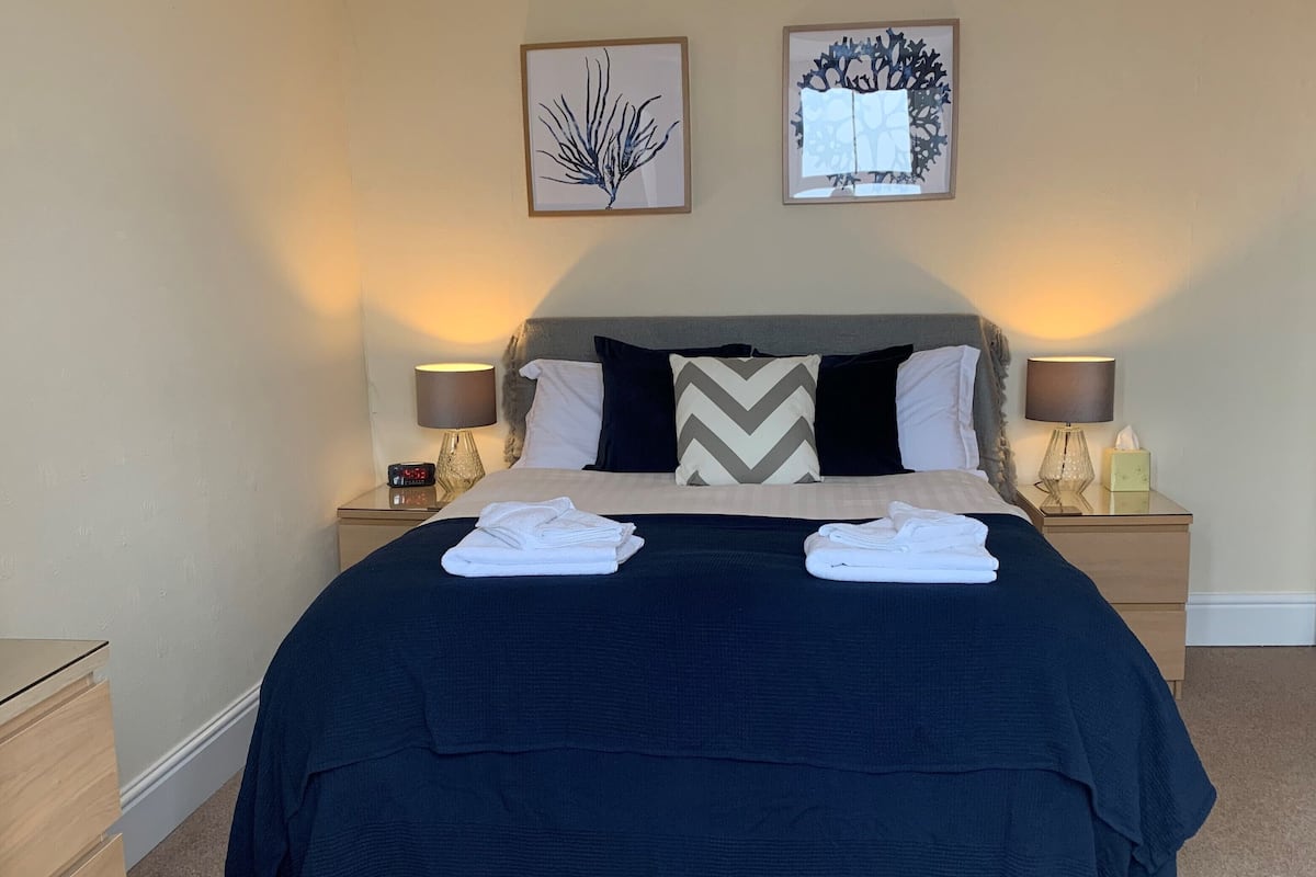 Tabla de planchar con plancha, wifi gratis y ropa de cama