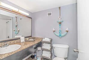 Ensemble baignoire-douche, séchoir à cheveux, serviettes fournies