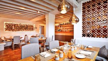 Dagelijks ontbijtbuffet (EUR 8.9 per persoon)